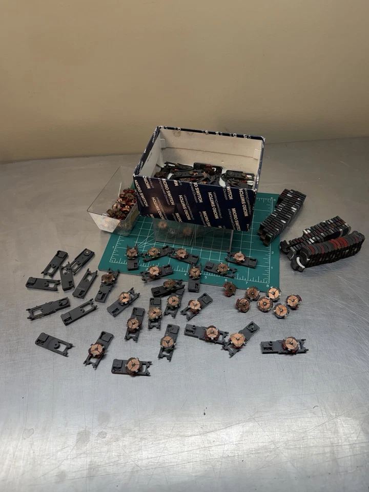 Lote De Colección De Imanes De Placa De Armadura Aurora AFX Slot Car Parts. Lote de piezas Foto 1 de 4