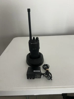 Motorola CP200 VHF 4-Channel Radio With Charger - Image 1 of 2