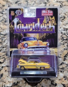 M2 1:64 1954 CHASE GOLD CHEVROLET BEL AIR LOWRIDER GIALLO MIJO ESCL 31500-MJS78 - Foto 1 di 6