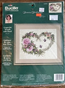 "Kit punti croce contati a quadretti Bucilla corona di vite con floreale 14"" X 11" - Foto 1 di 5