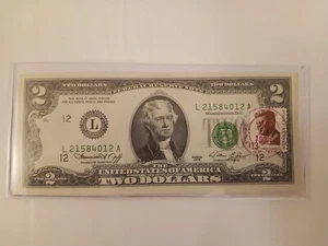 2 Dollar Schein Erstausgabetag mit 13 Cent US #1287 John F. Kennedy Briefmarke - Bild 1 von 6