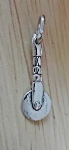 Dije utensilio cortador de pizza de cocina plata esterlina 3D 22x8 mm - Imagen 1 de 5