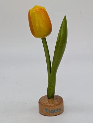 Flor de madera tallada y pintada a mano tulipán amarillo Tiqets holandés en base Foto 1 de 4