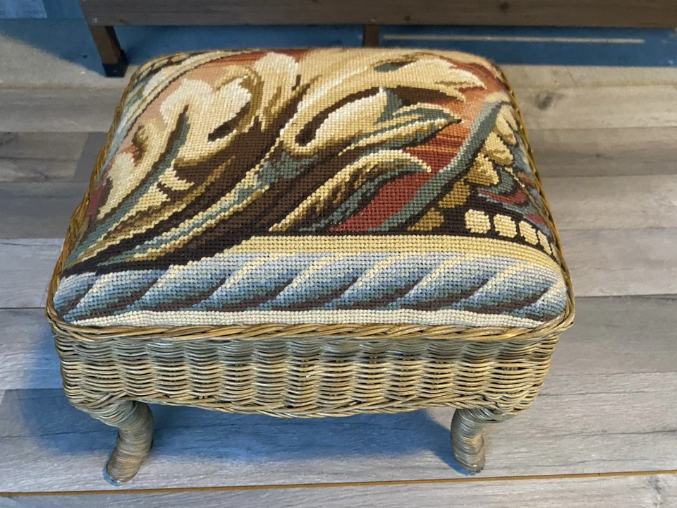 Reposapiés vintage de mimbre Needlepoint Foto 1 de 4