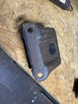 Buick, Chevy, Oldsmobile, Pontiac 1250717 1975-1979 montaje motor delantero izquierdo nuevo de stock Foto 1 de 4