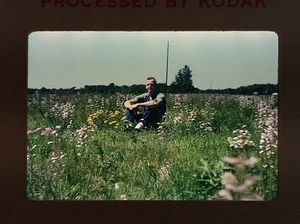 Película Kodak Kodachrome 35 mm 1950 diapositiva hombre sentado en el campo flores de pradera - Imagen 1 de 4