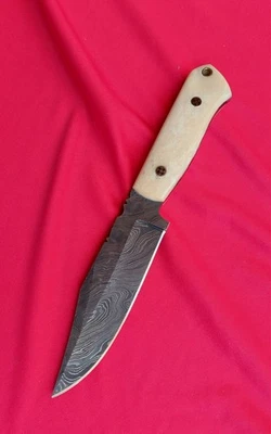 Cuchillo diario de acero Damasco hecho a mano CFK de 9" con empuñadura de hueso, funda de cuero Foto 1 de 4