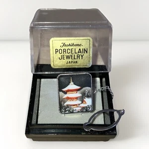 VINTAGE TOSHIKANE PORCELAIN PAGODA IN WINTER TIE TACK - Picture 1 of 12