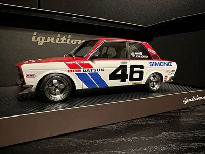 Accensione modello 1/18 Datsun Bluebird 510 #46 auto in resina bianca rossa... - Immagine 1 di 4