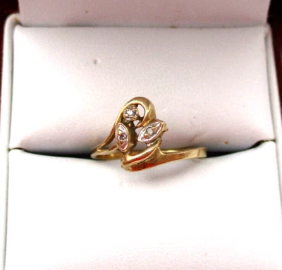 Anillo con racimo de 3 diamantes de oro amarillo plomada de 10 quilates talla 6 [R231] Foto 1 de 4