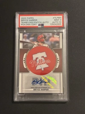 Parche con el logotipo del equipo y auto Topps Bryce Harper 2023 Phillies PSA9/25 #TLP-BH  Foto 1 de 4