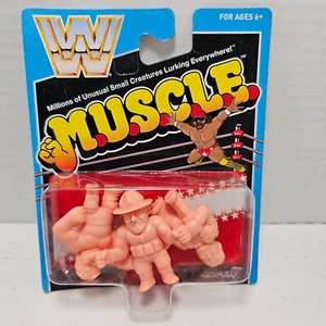 M.U.S.C.L.E. Paquete de 3 figuras de lucha libre profesional WWF WWE NUEVAS/SIN USAR, EN CAJA *Tarjeta/Burbuja Dings - Imagen 1 de 6