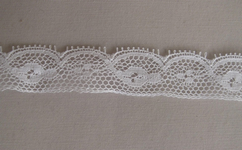 2011) Metri 1 di Passamaneria in pizzo bianco alta cm 2 - Immagine 1 di 1