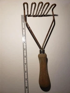 Schiacciapatate Vintage Manico Legno Verdura Filo Utensile Primitivo Metallo 10" Vecchio - Foto 1 di 6