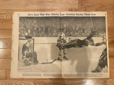 Memorabilia Bruins 1970 vintage periódico Orrs Goal, ¡la mejor foto de hockey de la historia! Foto 1 de 4
