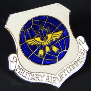 VINTAGE ENAMEL MILITARY AIRLIFT COMMAND PIN HAT LAPEL US AIR FORCE MILITARY - Picture 1 of 7