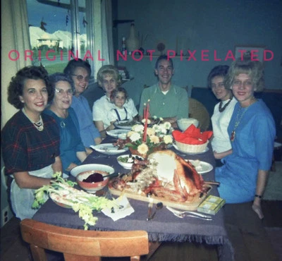 Foto negativa antiga vintage da década de 1960 da família americana na mesa de jantar de Ação de Graças - Imagem 1 de 2