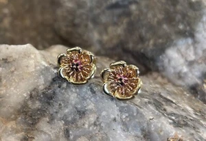 Orecchini a perno Clogau gallesi oro giallo e rosa 9 ct papavero gallese diamanti e rubini - Foto 1 di 7