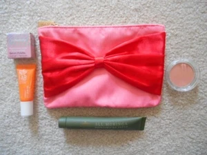 IPSY Glam Bag Dezember 2024 Big Bow Pink Rot Neu / mit etwas Kosmetik - Bild 1 von 1