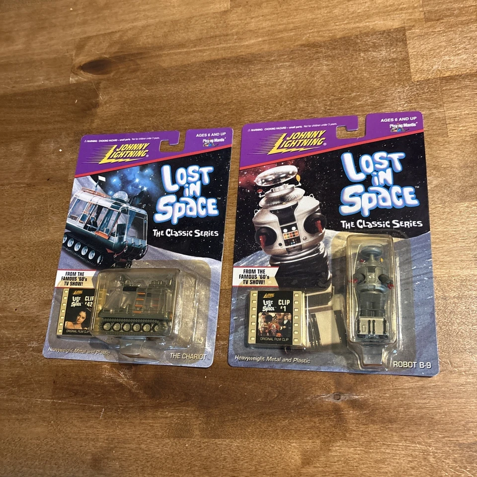 DOIS modelos de ficção científica Johnny Lightning Lost in Space robô B9 e Jupiter 2 novo na caixa - Imagem 1 de 4