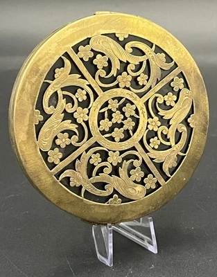 Poudrier ancien en laiton ajouré à décor floral, vers 1920-1930 - Photo 1/4