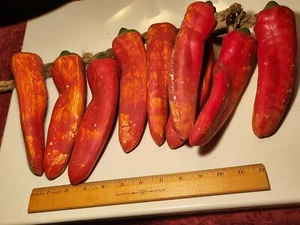 Vintage e Festivo ~ PEPERONCINO ROSSO XL 8,5" ARGILLA RISTRA / Include 9 Peperoni - Foto 1 di 12