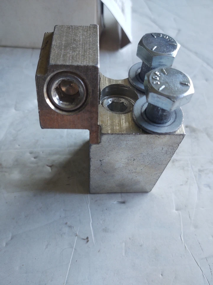 CUTLER-HAMMER # TA1201NB1 / 3 HOLE  TERMINAL ASSY./ ILSCO # D2246, 500-750 KCMIL - Image 1 of 4