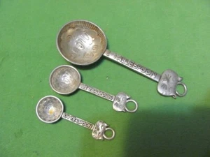 4 cucharas medidoras de metal plateado Fleur De Lis - Imagen 1 de 3