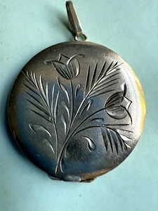 VINTAGE 1970'S FINE SILVER PHOTO LOCKET PENDANT. ROUND. ENGRAVED - Picture 1 of 4