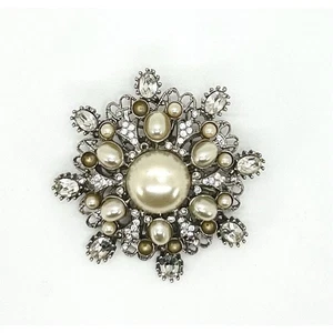 Broche prendedor grande vintage GRAZIANO tono plata estrás transparente perla flor busto - Imagen 1 de 4