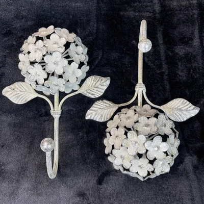 Conjunto/2 ganchos de parede metal hortênsia branco cremoso com pátina artificial prata 8,5" - Imagem 1 de 4