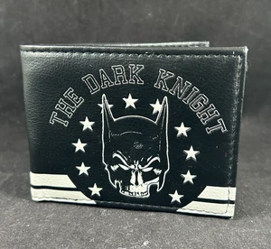 CARTERA PLEGABLE DC COMICS BATMAN EL CABALLERO OSCURO GRÁFICO BLANCO Y NEGRO - Imagen 1 de 3