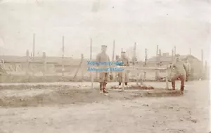 Foto-AK Soldaten vor Stacheldraht Kriegsgefangenenlager ? - Bild 1 von 2