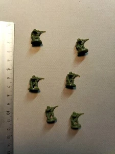 6 x PARTISANS INFANTRY  MINIATURE  (+-1/72 SCALE)/FORTRESS AMERICA MB/G908 - Foto 1 di 1