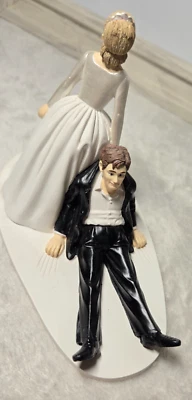 Topper de pastel de boda "Tu recepción" novia novio arrastrando Foto 1 de 4