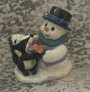 2006 Hallmark Keepsake Snow Buddies Skunk #9 Ornament - Picture 1 of 3