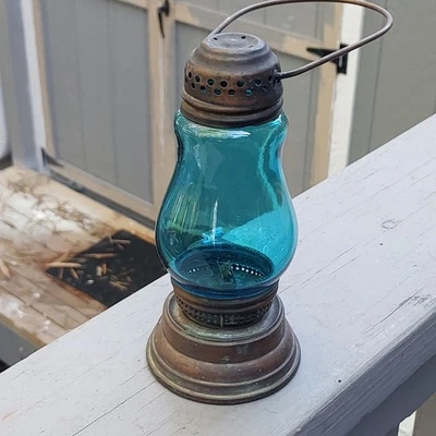 LINTERNA DE PATINADOR DE LATÓN DE LOS AÑOS 1890 CON MANGO DE LATÓN GLOBO DE VIDRIO AZUL Foto 1 de 4