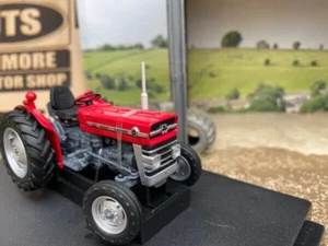 2785 Universal Hobbies 1965 Massey Ferguson 135 tractor BOXED 1:32 New - Picture 1 of 5