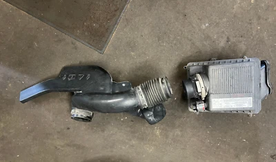 2006 Chevrolet Avalanche 5.3L Air box & Tube - Image 1 of 4