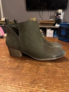 America Eagle Booties Women's 7.5 Olive Green  - Picture 1 of 5