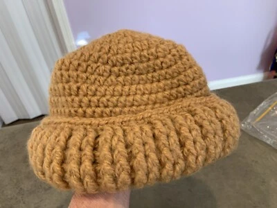 Gorro de ganchillo Garfinckel’s de colección hecho en Italia dorado 65 lana/35 acrílico Foto 1 de 4