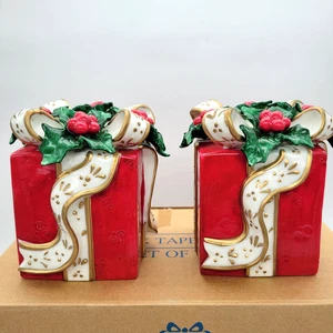 AVON Caja de Regalo Juego de 2 Candelabros Cónicos Rojo Regalos de Navidad Acebo De Colección - Imagen 1 de 4