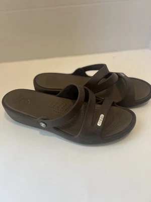 Босоножки CROCS Swiftwater коричневые с крестовым ремешком шлепанцы спортивные низкие на танкетке женские размер 7 - Изображение 1 из 4