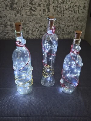 Lote de 3 botellas de vino iluminadas con LED con adornos metálicos Foto 1 de 4