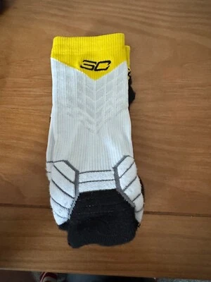 Calcetines de baloncesto Stephen Curry SC Under Armour UA negros amarillos grandes para hombre Foto 1 de 2