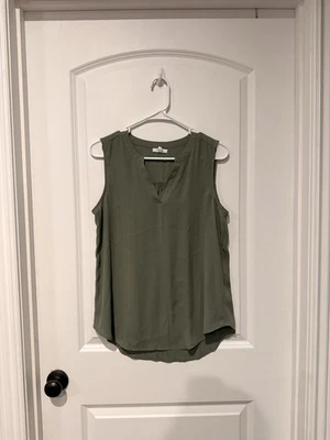 Blusa para mujer Maurice’s mediana texturizada sin mangas con cuello en V verde oliva nueva sin etiquetas Foto 1 de 4