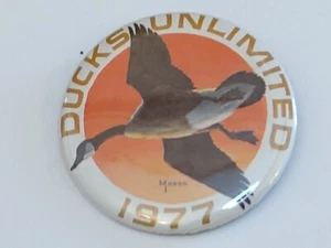 DUCKS UNLIMITED PINBACK BUTTON PIN 1977 DUCK HUNTING D. MAASS - Picture 1 of 3