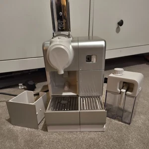 De'longhi Nespresso Lattissima Touch Single Serve Kapsel Kaffeemaschine sehr guter Zustand - Bild 1 von 9