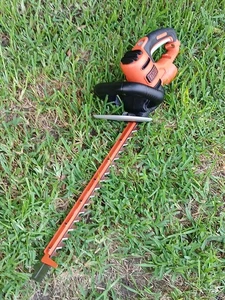 Black & Decker BEHTS300 SAWBLADE 20" Corded Electric Hedge Trimmer. Barely Used - Picture 1 of 15