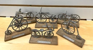 Zinn Miniatur Fahrrad Nachbau Modelle montiert auf Holzblockständer - Bild 1 von 3